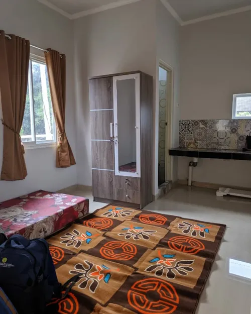 Interior Kamar Kost Bagus Stan lengkap dengan AC dan meja belajar